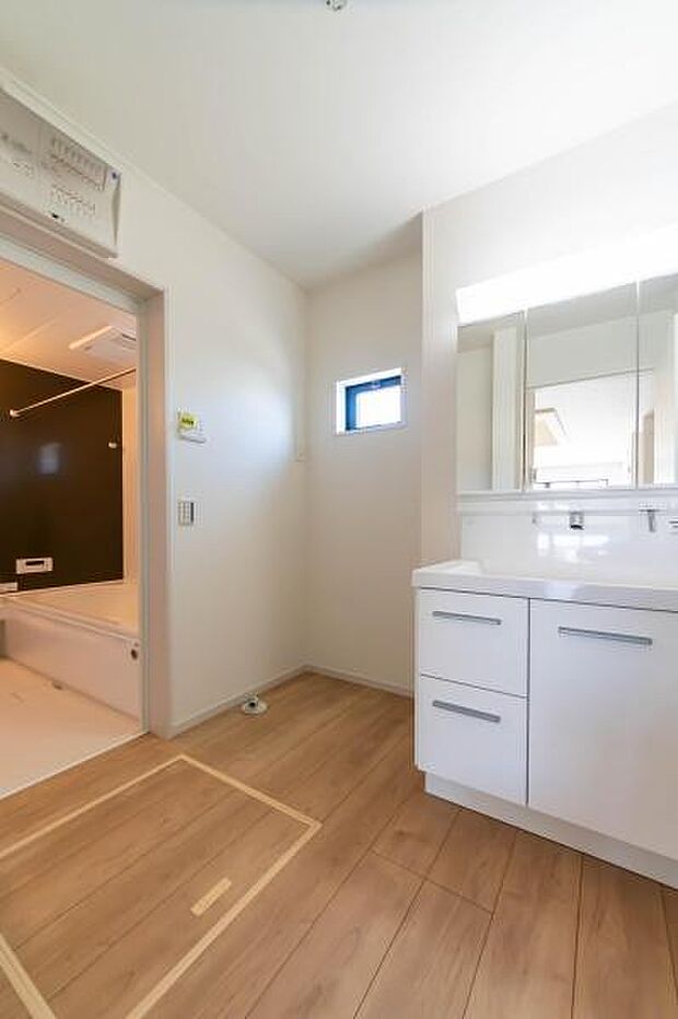 使い勝手の良い三面鏡付き洗面台。上部には豊富な吊戸棚を備え、散らかりがちなサニタリー用品もスッキリ収納可能です。