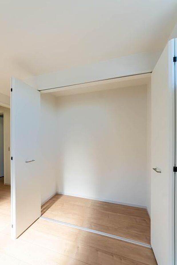 たっぷりしまえる大容量収納で、お部屋はいつも清潔に。お子様の成長と共に増える思い出の品も、大切に保管できるゆとりの空間です。