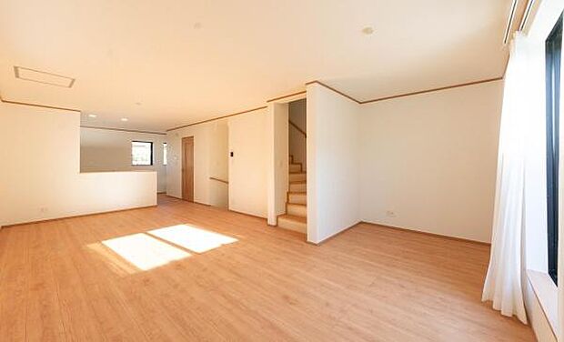 「家族が大好きなリビング」みんなが集まる広いリビング。みんなが大好きなリビングで家族団らん。みんなが集まるからこそ、一層の開放感を手にする素敵な住まい。