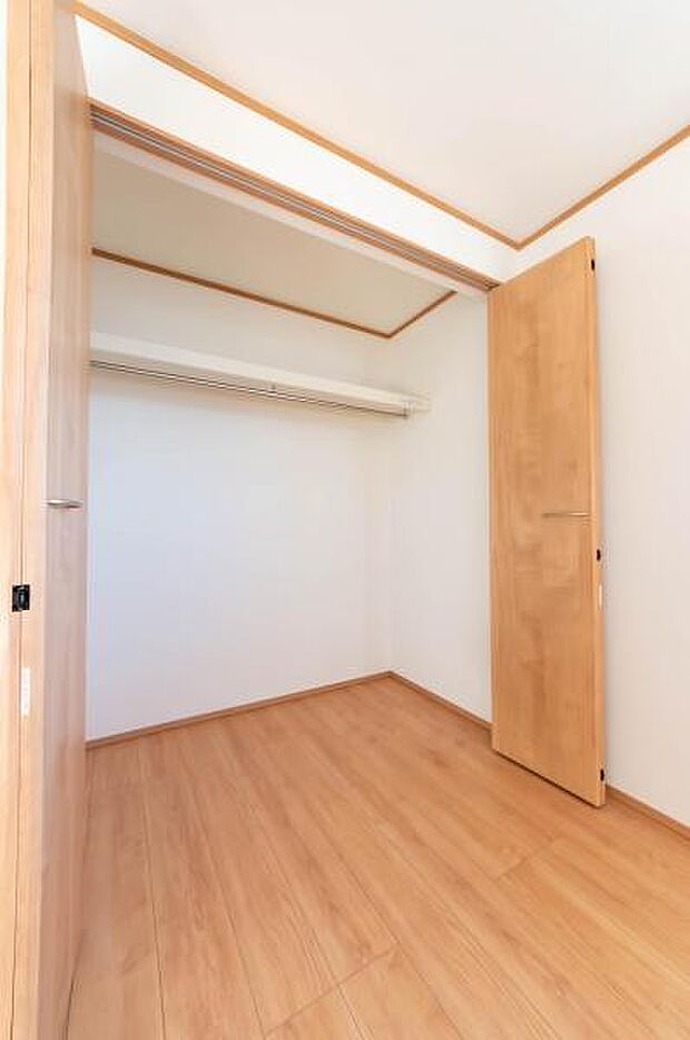 天井まで伸びる収納嬉しい収納力の高いクローゼット付き。天井付近までしっかりと収納ができる使い勝手の良いクローゼット。