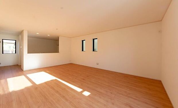 心地よい開放感が魅力。明るい採光と木のぬくもりが調和したモダンな住まい。家具の配置も自由です。