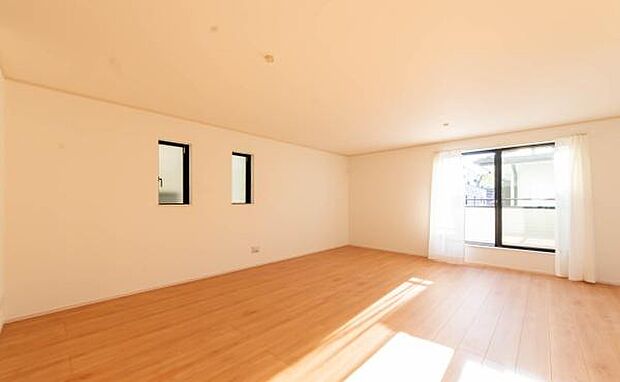 「上質な空間を」開放感と日当たりの良さに恵まれたリビング空間。上質な光は身体だけでなく心も温めてくれる。圧迫感のない空間を是非、ご堪能下さい。