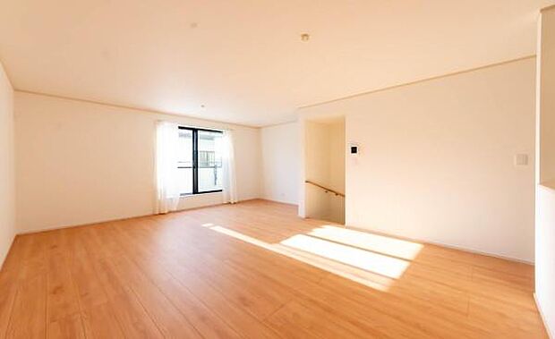 心地よい開放感が魅力。明るい採光と木のぬくもりが調和したモダンな住まい。家具の配置も自由です。