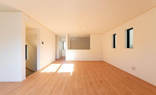 「上質な空間を」開放感と日当たりの良さに恵まれたリビング空間。上質な光は身体だけでなく心も温めてくれる。圧迫感のない空間を是非、ご堪能下さい。