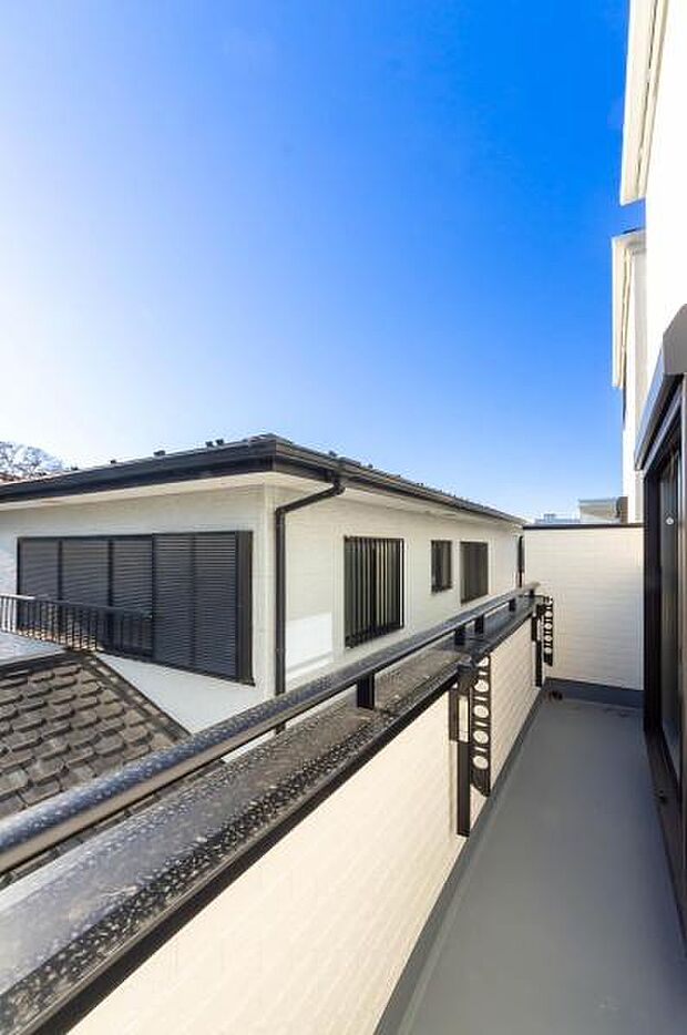 「清々しいバルコニー」広々としたバルコニーは陽当たりはもちろん、解放感や眺望も楽しめます。碧空を満喫し心が透きとおる。癒される心地よい空間。