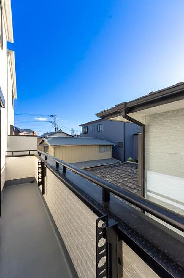 「清々しいバルコニー」広々としたバルコニーは陽当たりはもちろん、解放感や眺望も楽しめます。碧空を満喫し心が透きとおる。癒される心地よい空間。
