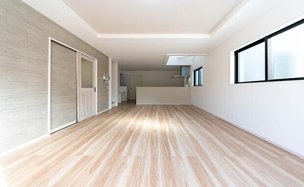 「家族が大好きなリビング」みんなが集まる広いリビング。みんなが大好きなリビングで家族団らん。みんなが集まるからこそ、一層の開放感を手にする素敵な住まい。