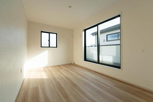 明るい陽光が差し込む、広々とした居住空間。 新生活を始めるあなたに贈る、開放的な南向きの洋室。心地よい木の温もりを感じながら、穏やかな毎日を。