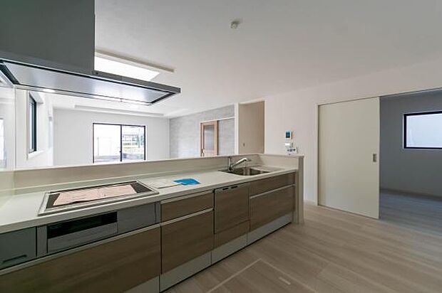 「全体を見渡せる安心感」家族の会話が弾む奥様に人気の高いカウンターキッチン、料理しながらお子様の様子の確認ができ移動しやすい広いキッチンスペースです。