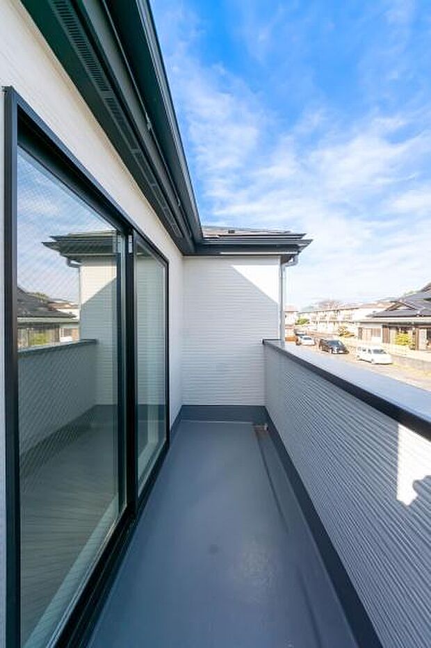 「清々しいバルコニー」広々としたバルコニーは陽当たりはもちろん、解放感や眺望も楽しめます。碧空を満喫し心が透きとおる。癒される心地よい空間。