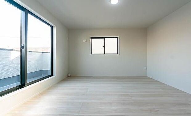 明るい陽光が差し込む、広々とした居住空間。 新生活を始めるあなたに贈る、開放的な南向きの洋室。心地よい木の温もりを感じながら、穏やかな毎日を。