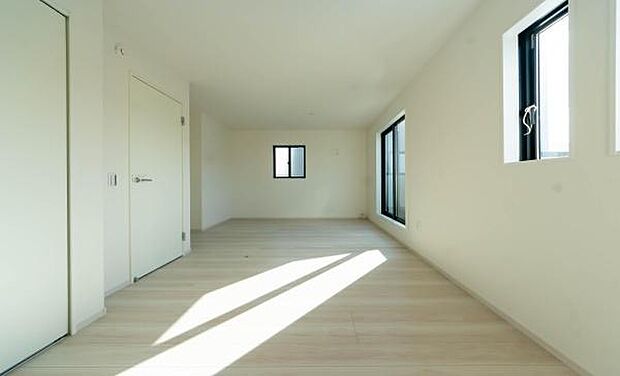 「陽の恵み」 爽やかな陽ざしを感じられる日当たりの良い洋室早起き爽やか、元気な一日に大切な陽の恵み※家具はAIにより削除しております。