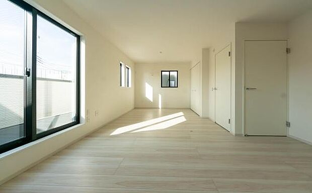 明るい陽光が差し込む、広々とした居住空間。 新生活を始めるあなたに贈る、開放的な南向きの洋室。心地よい木の温もりを感じながら、穏やかな毎日を。