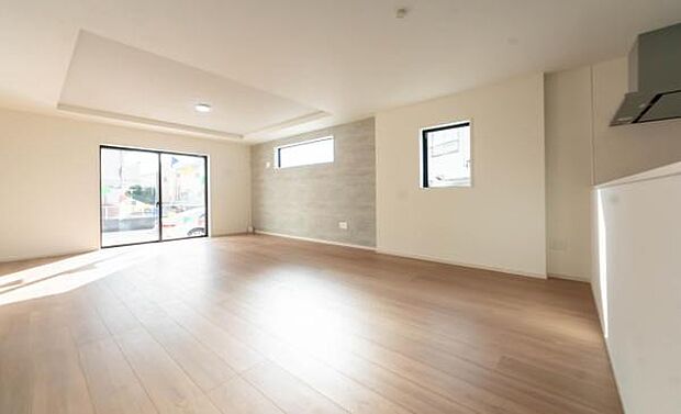 「上質な空間を」開放感と日当たりの良さに恵まれたリビング空間。上質な光は身体だけでなく心も温めてくれる。圧迫感のない空間を是非、ご堪能下さい。