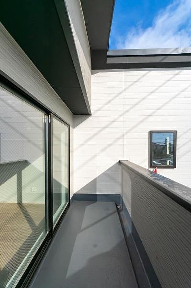 「清々しいバルコニー」広々としたバルコニーは陽当たりはもちろん、解放感や眺望も楽しめます。碧空を満喫し心が透きとおる。癒される心地よい空間。