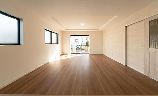 「家族が大好きなリビング」みんなが集まる広いリビング。みんなが大好きなリビングで家族団らん。みんなが集まるからこそ、一層の開放感を手にする素敵な住まい。