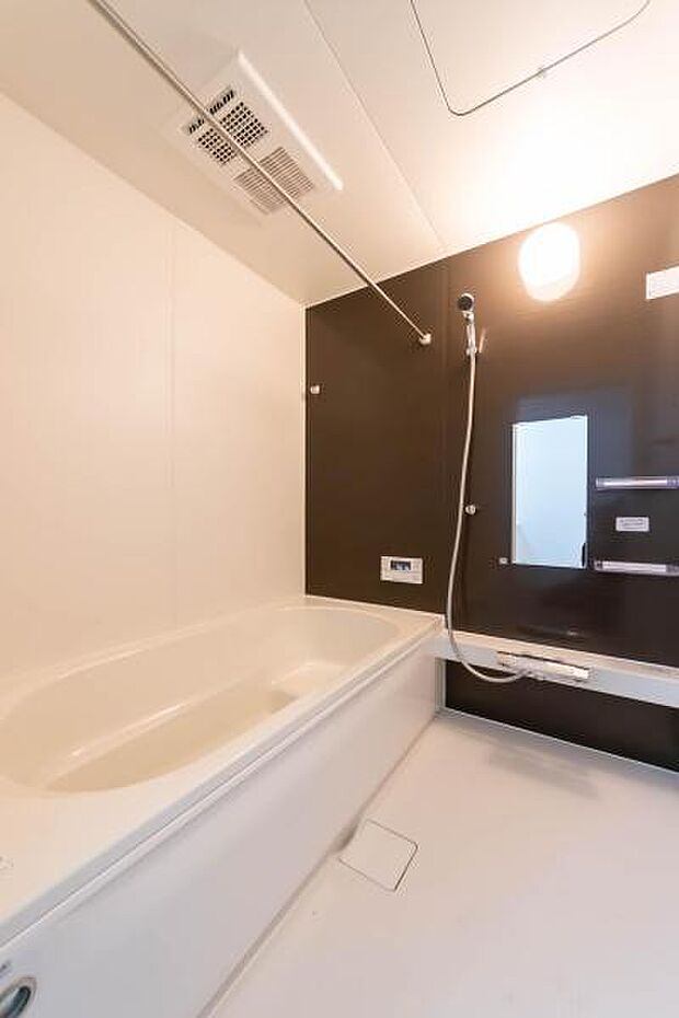 「疲れを癒す空間」広々とした雰囲気の良いバスルーム。お子様と一緒にお風呂に入る楽しみ、思い出の一ページが刻まれる大切な瞬間