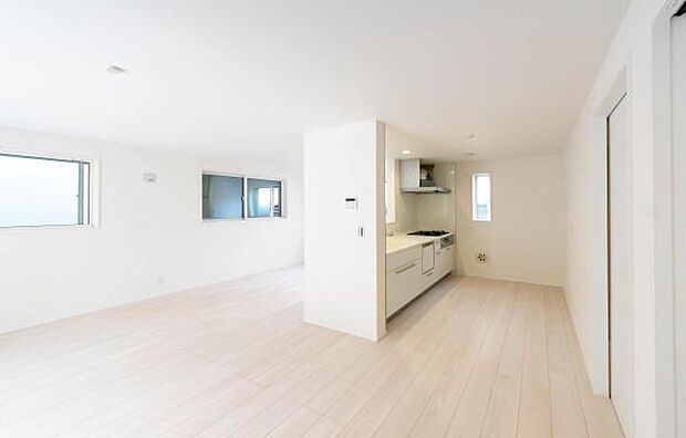 「明るく素敵な空間に」心地よい風が通り抜ける開放的なLDK。明るく清潔感あふれる空間で、心地よい毎日をお過ごしください。