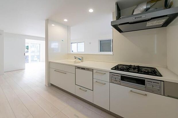 「全体を見渡せる安心感」家族の会話が弾む奥様に人気の高いカウンターキッチン、料理しながらお子様の様子の確認ができ移動しやすい広いキッチンスペースです。