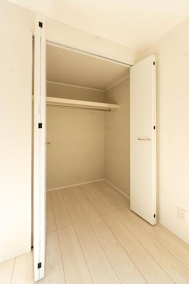 天井まで伸びる収納嬉しい収納力の高いクローゼット付き。天井付近までしっかりと収納ができる使い勝手の良いクローゼット。