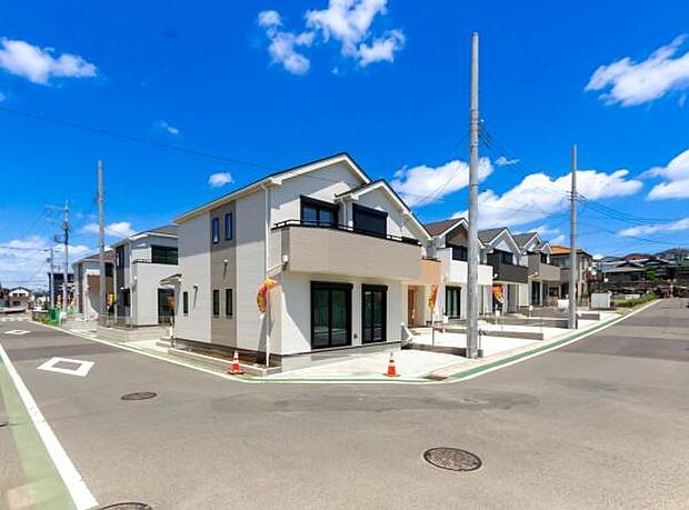 「街並みに溶け込むシンプルなデザイン」飽きのこないシンプルなデザイン。一生のマイホームだからずっとここで暮らしたい。家族の人生とともにあるマイホーム。