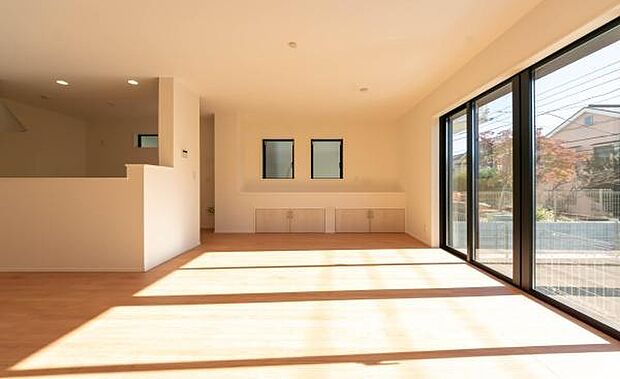 「家族が大好きなリビング」みんなが集まる広いリビング。みんなが大好きなリビングで家族団らん。みんなが集まるからこそ、一層の開放感を手にする素敵な住まい。