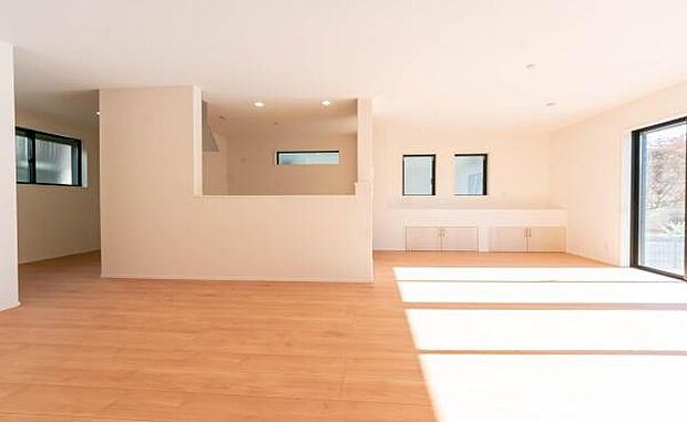 「上質な空間を」開放感と日当たりの良さに恵まれたリビング空間。上質な光は身体だけでなく心も温めてくれる。圧迫感のない空間を是非、ご堪能下さい。