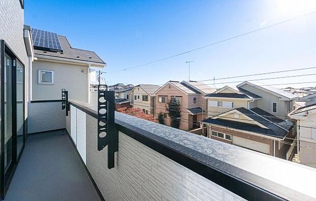 「清々しいバルコニー」広々としたバルコニーは陽当たりはもちろん、解放感や眺望も楽しめます。碧空を満喫し心が透きとおる。癒される心地よい空間。