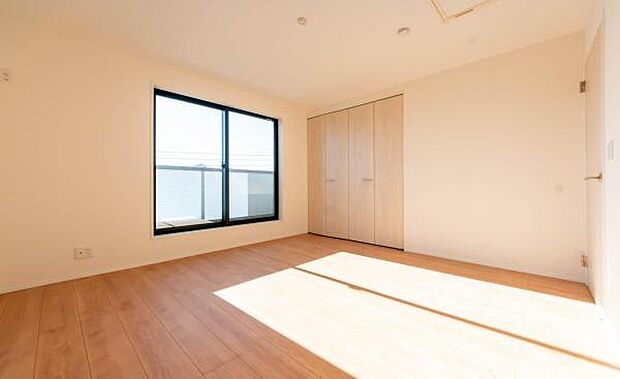 「陽の恵み」　爽やかな陽ざしを感じられる日当たりの良い洋室早起き爽やか、元気な一日に大切な陽の恵み