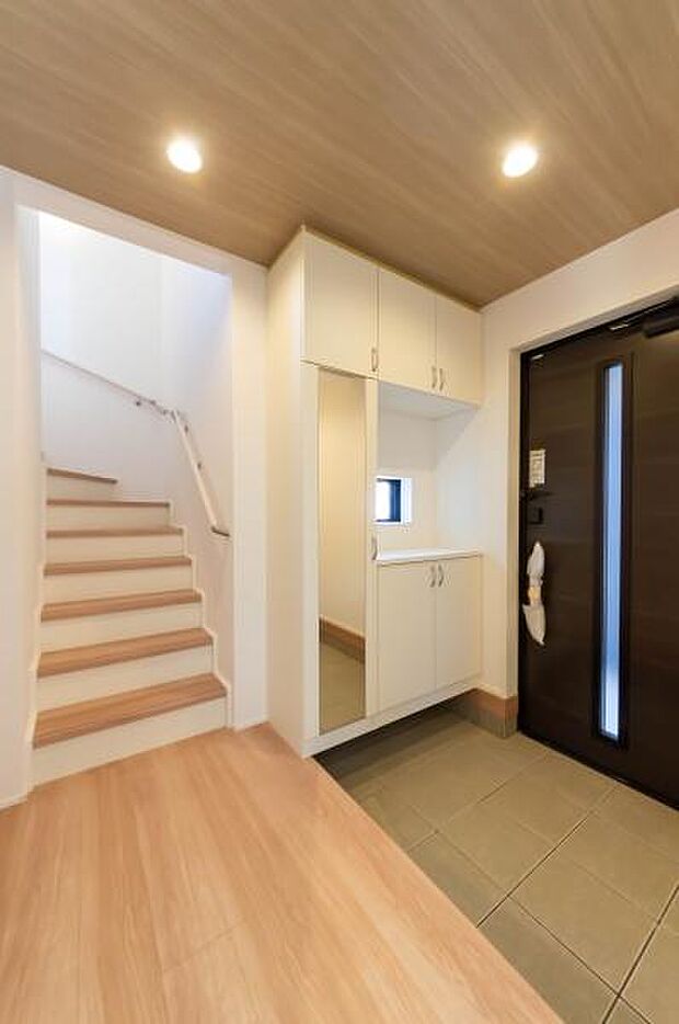 「おかえり」と「いってらっしゃい」を優しく包み込む、明るく広々とした玄関。家族の毎日が、ここから気持ちよく始まります。