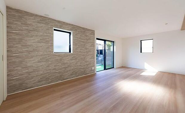 「家族が大好きなリビング」みんなが集まる広いリビング。みんなが大好きなリビングで家族団らん。みんなが集まるからこそ、一層の開放感を手にする素敵な住まい。