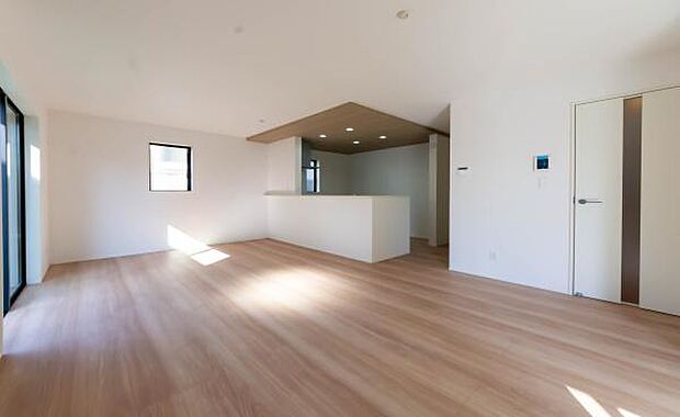 「家族が大好きなリビング」みんなが集まる広いリビング。みんなが大好きなリビングで家族団らん。みんなが集まるからこそ、一層の開放感を手にする素敵な住まい。