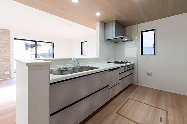 「全体を見渡せる安心感」家族の会話が弾む奥様に人気の高いカウンターキッチン、料理しながらお子様の様子の確認ができ移動しやすい広いキッチンスペースです。