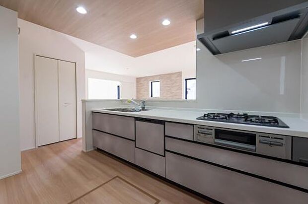 「広々ワイドサイズなシステムキッチン」せっかくのお料理空間。毎日の事だから広々システムキッチン。