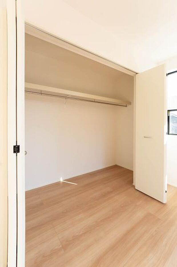 天井まで伸びる収納嬉しい収納力の高いクローゼット付き。天井付近までしっかりと収納ができる使い勝手の良いクローゼット。