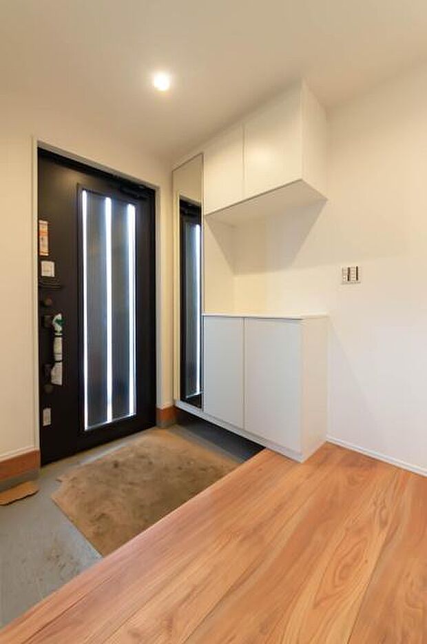 「おかえり」と「いってらっしゃい」を優しく包み込む、明るく広々とした玄関。家族の毎日が、ここから気持ちよく始まります。