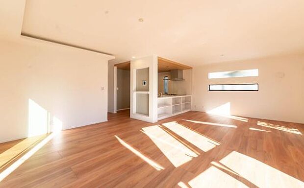 料理をしながら家族との会話を楽しめるオープンな設計。開放感あふれるリビングが、日々の団らんをより豊かな時間へと変えてくれます。