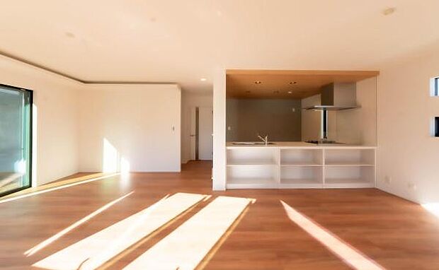 「上質な空間を」開放感と日当たりの良さに恵まれたリビング空間。上質な光は身体だけでなく心も温めてくれる。圧迫感のない空間を是非、ご堪能下さい。