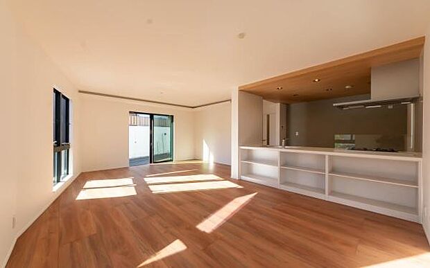 広々としたリビングは、家族の笑顔が自然と集まる場所。キッチンから室内が見渡せる安心の間取りが、忙しいママの毎日を優しくサポートします。