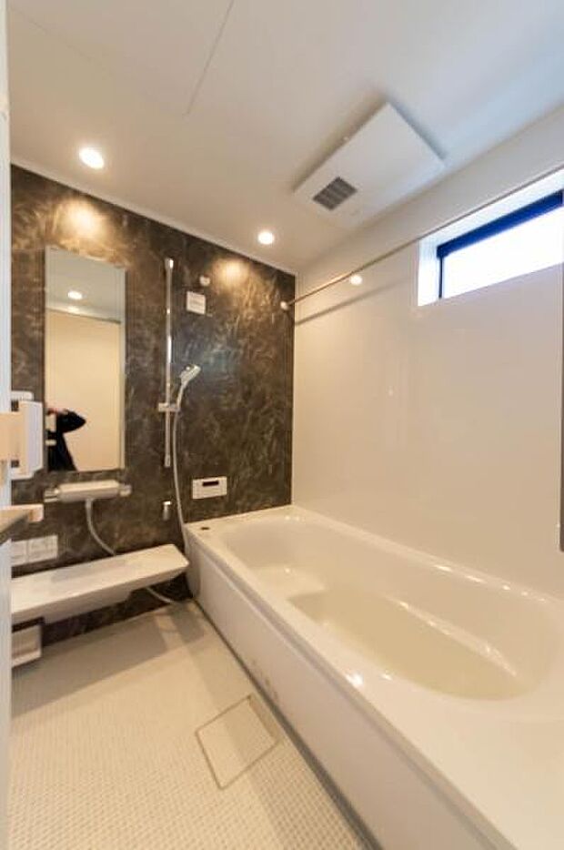 「疲れを癒す空間」広々とした雰囲気の良いバスルーム。お子様と一緒にお風呂に入る楽しみ、思い出の一ページが刻まれる大切な瞬間