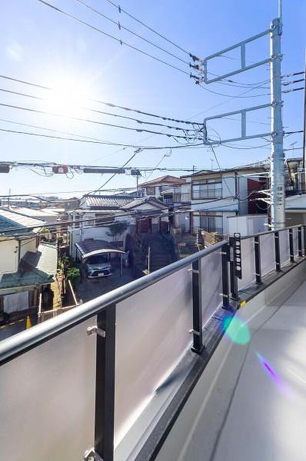 「清々しいバルコニー」広々としたバルコニーは陽当たりはもちろん、解放感や眺望も楽しめます。碧空を満喫し心が透きとおる。癒される心地よい空間。