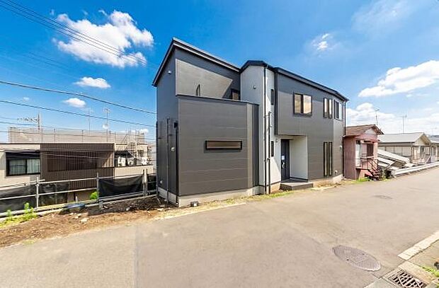 青空に美しく映えるスタイリッシュな外観。カースペースを完備した、穏やかな住環境で新しい生活を始めませんか。