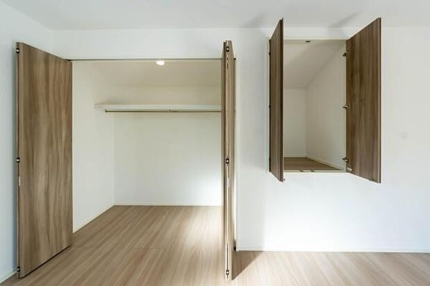 天井まで伸びる収納嬉しい収納力の高いクローゼット付き。天井付近までしっかりと収納ができる使い勝手の良いクローゼット。