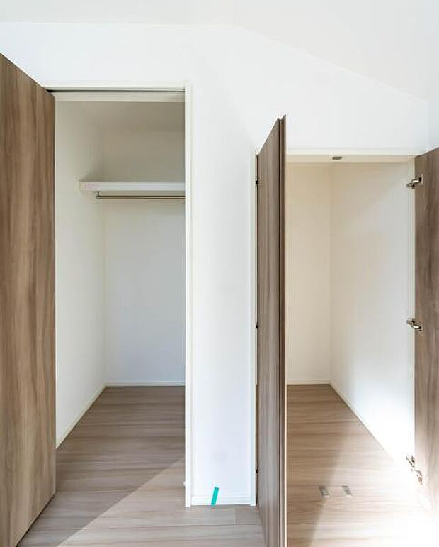 天井まで伸びる収納嬉しい収納力の高いクローゼット付き。天井付近までしっかりと収納ができる使い勝手の良いクローゼット。