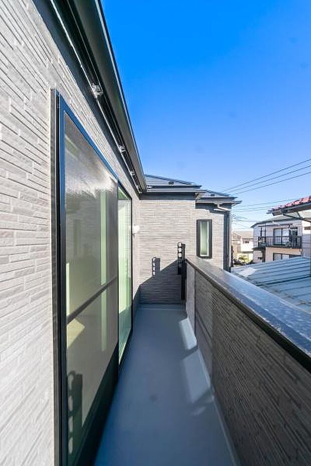 「清々しいバルコニー」広々としたバルコニーは陽当たりはもちろん、解放感や眺望も楽しめます。碧空を満喫し心が透きとおる。癒される心地よい空間。