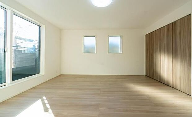 「主寝室」明るく広々主寝室。ダブルベッドも楽々配置可能です。