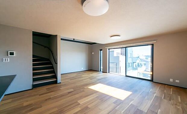 「家族が大好きなリビング」みんなが集まる広いリビング。みんなが大好きなリビングで家族団らん。みんなが集まるからこそ、一層の開放感を手にする素敵な住まい。