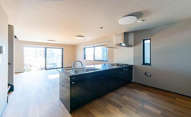 「全体を見渡せる安心感」家族の会話が弾む奥様に人気の高いカウンターキッチン、料理しながらお子様の様子の確認ができ移動しやすい広いキッチンスペースです。