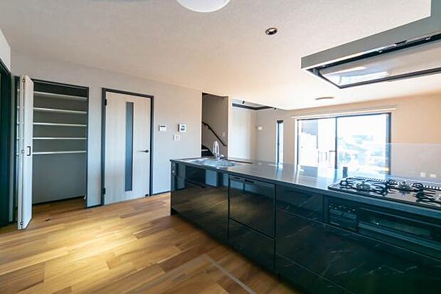 「全体を見渡せる安心感」家族の会話が弾む奥様に人気の高いカウンターキッチン、料理しながらお子様の様子の確認ができ移動しやすい広いキッチンスペースです。