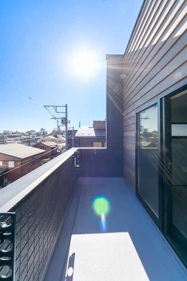 「清々しいバルコニー」広々としたバルコニーは陽当たりはもちろん、解放感や眺望も楽しめます。碧空を満喫し心が透きとおる。癒される心地よい空間。